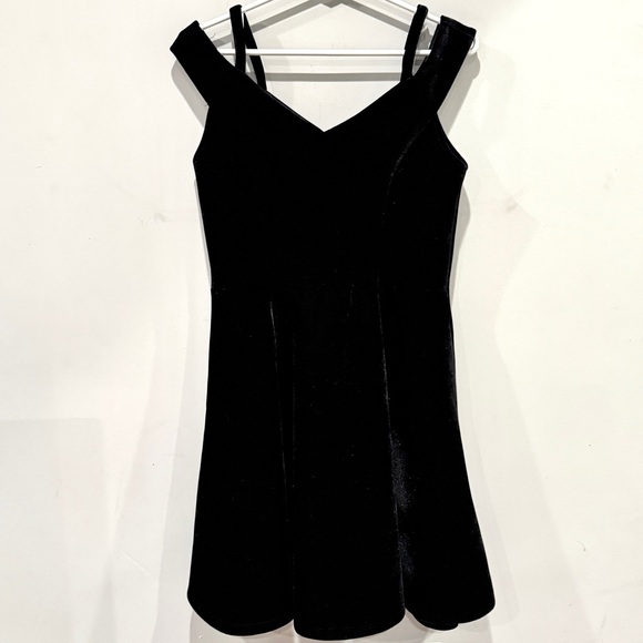 Francesca’s Collection Black Velvet Off-Shoulder Fit and Flare Dress Size M NWOT - Picture 3 of 8